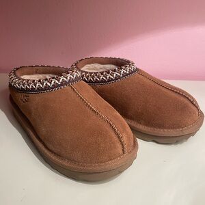 Uggs chestnut slides